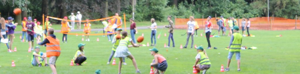 Spelletjes in het Park van Brasschaat tijdens het zomerkamp van al Plus - Spelend Frans Leren voor kinderen en jongeren van 5 tot 16 jaar